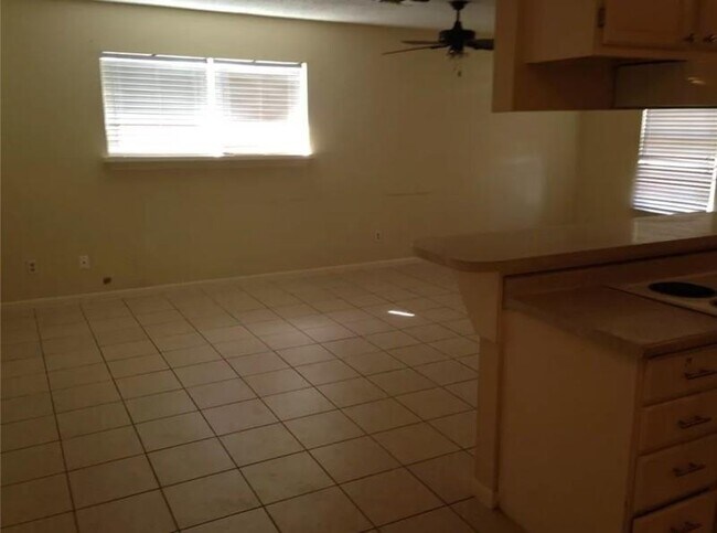 Building Photo - 208 NW River Rd