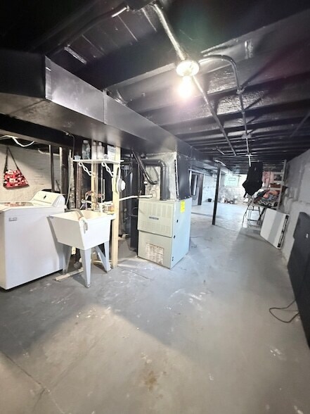 Building Photo - 223 W 106th St