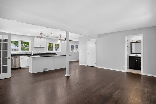 Building Photo - Spacious Stunning 3 BR House in Mount Prospect W/ Office/Playroom on Corner Lot