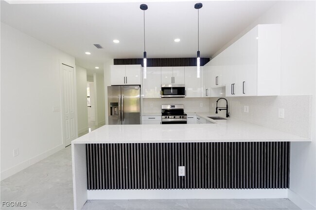 Building Photo - 849 Duplex St E