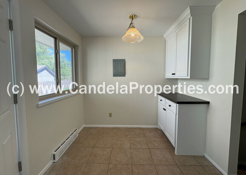 Building Photo - 1021 Adams Dr