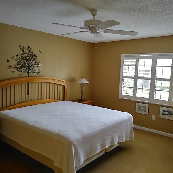 Building Photo - 8045 Eastlake Dr