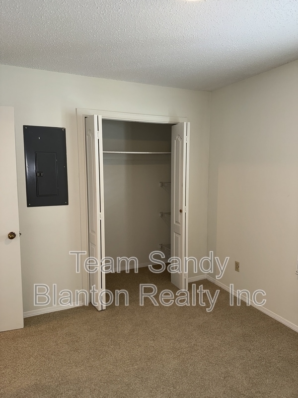 Building Photo - 1500 E Johnson Ave