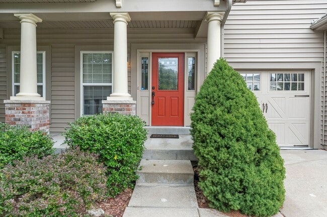 Building Photo - Stunning Former Display Home on a Quiet Cu...