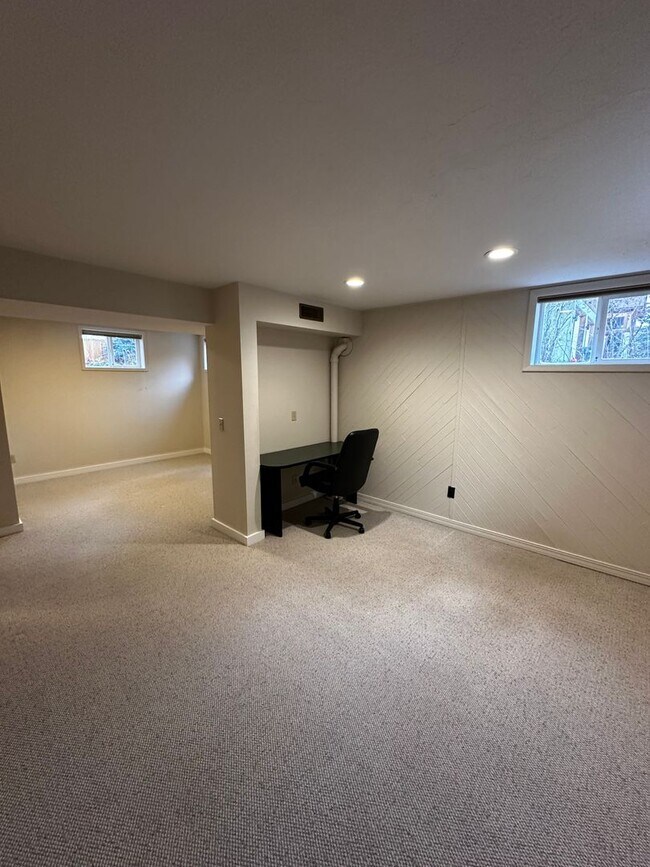 Building Photo - 4 Bed, 3 Bath Home in Hailey, Idaho with Beautiful Mountain Views