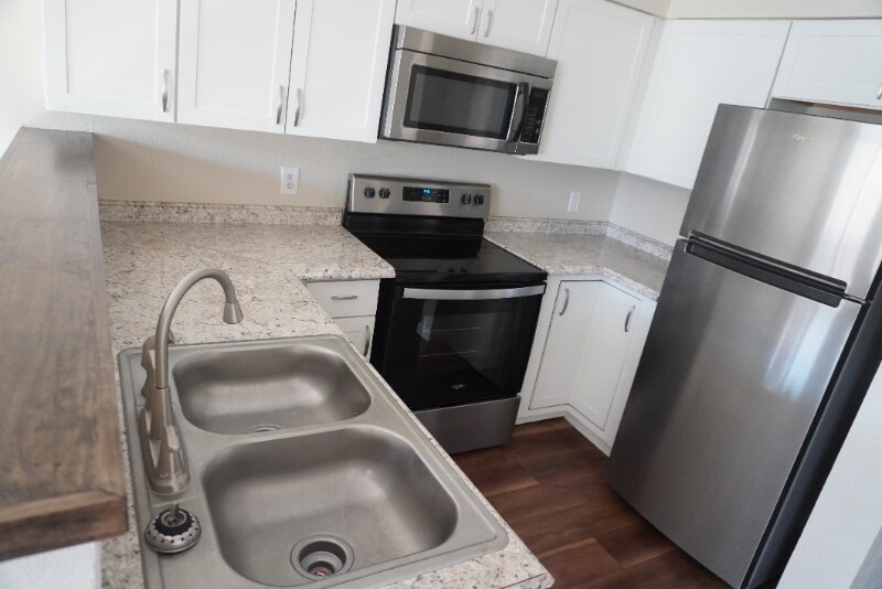 Building Photo - 3953 N Palm Grove Dr