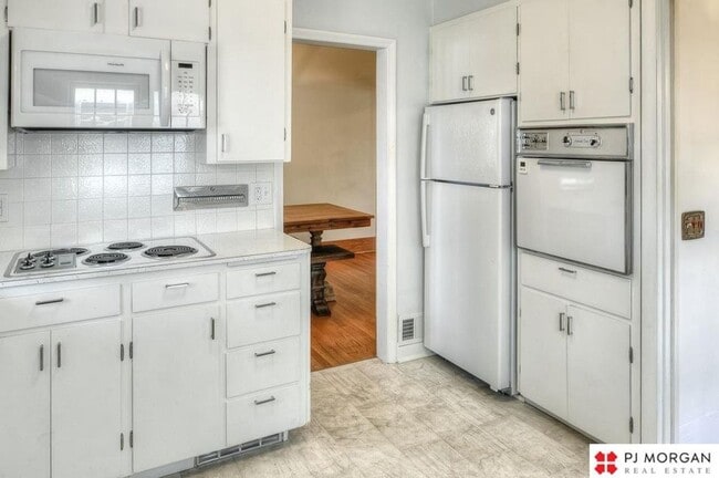 Building Photo - 810 S 58th St