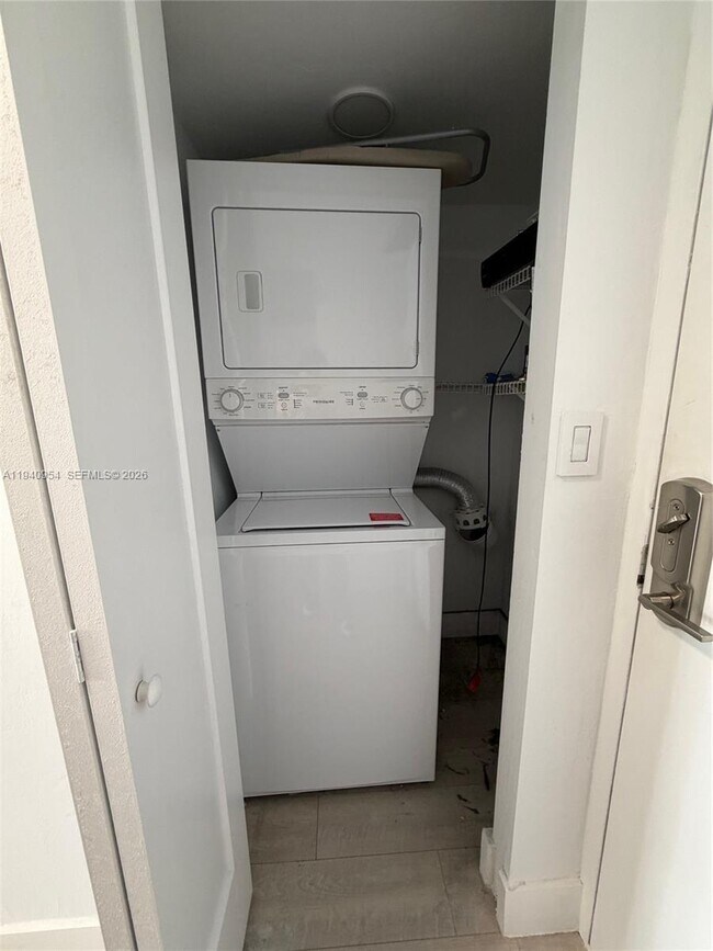 Building Photo - 600 NE 36th St