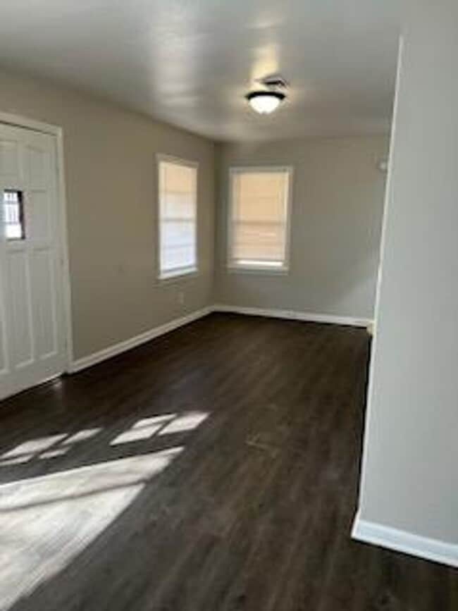 Building Photo - 3 bedroom 1 bathroom
