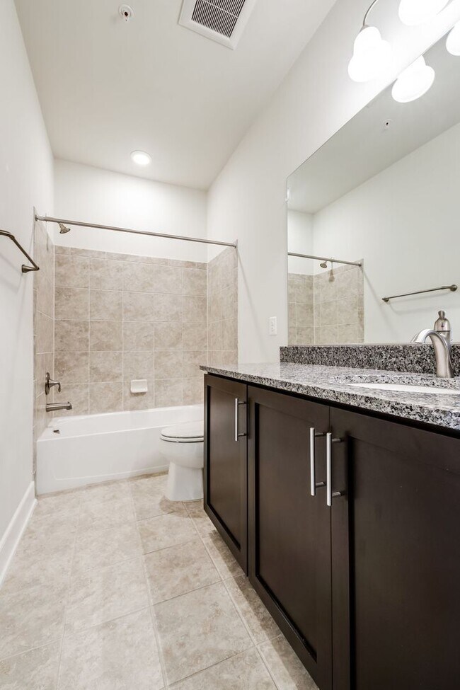 Building Photo - Updated 3br/2.5ba Condo Townhome Alexandria Walk to Metro