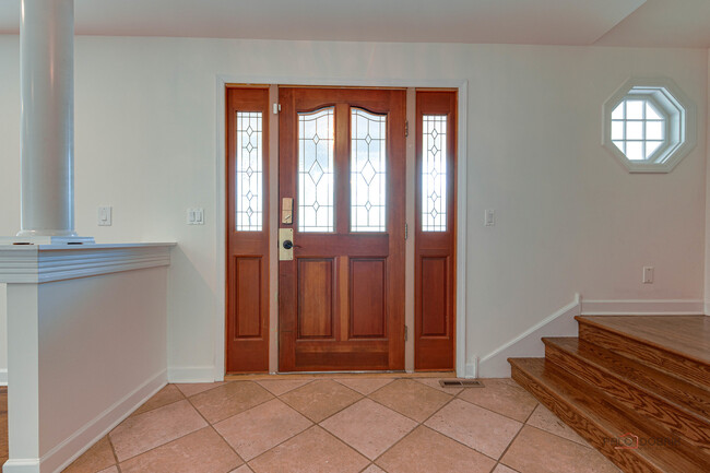 Building Photo - 813 Meadow Ln