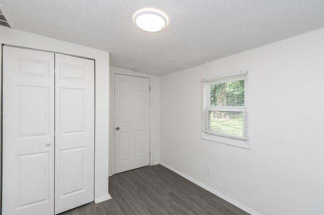 Building Photo - Amazing 3 Bedroom 1 Bathroom Home