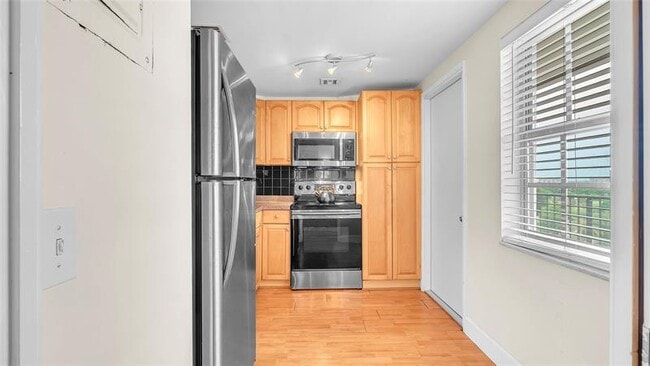 Building Photo - 3150 N Palm Aire Dr