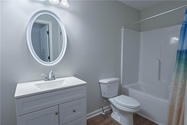Building Photo - 214 Oakwood Dr