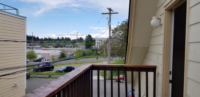 Building Photo - MOVE IN READY NOW! Desirable down town location. 1 bed, 1 bath. Includes water, sewer and garbage.