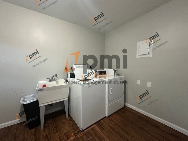 Building Photo - 5831 Creekview Ct W