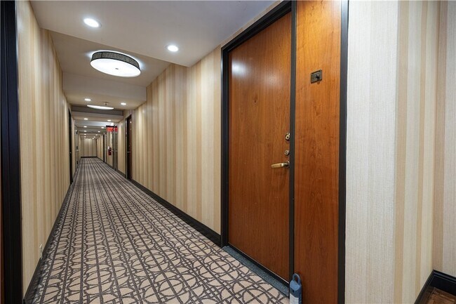 Building Photo - 320 Fort Duquesne Blvd