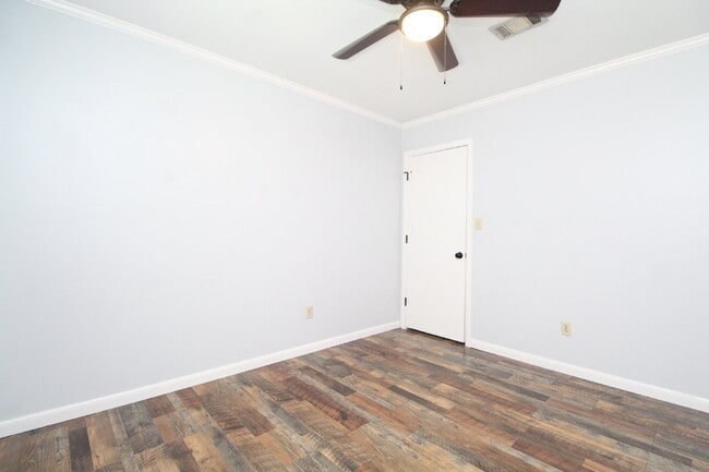 Building Photo - Beautiful 3BR Home in North Hill – Special: ½ Off Deposit for Active-Duty Military!