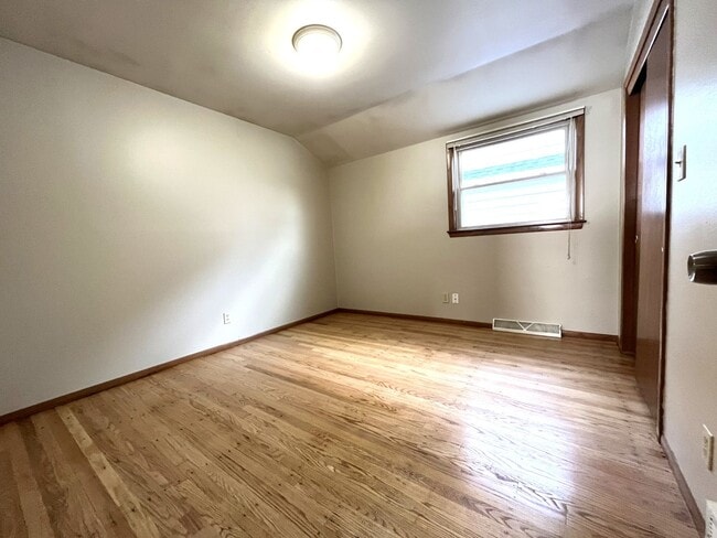 Building Photo - 3 Bedroom/1.5 Bath - Single Family Home with GARAGE!