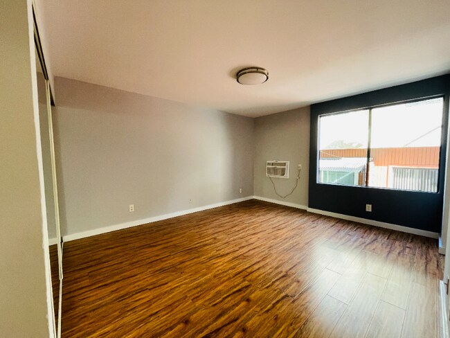 Building Photo - 7044 Hawthorn Ave