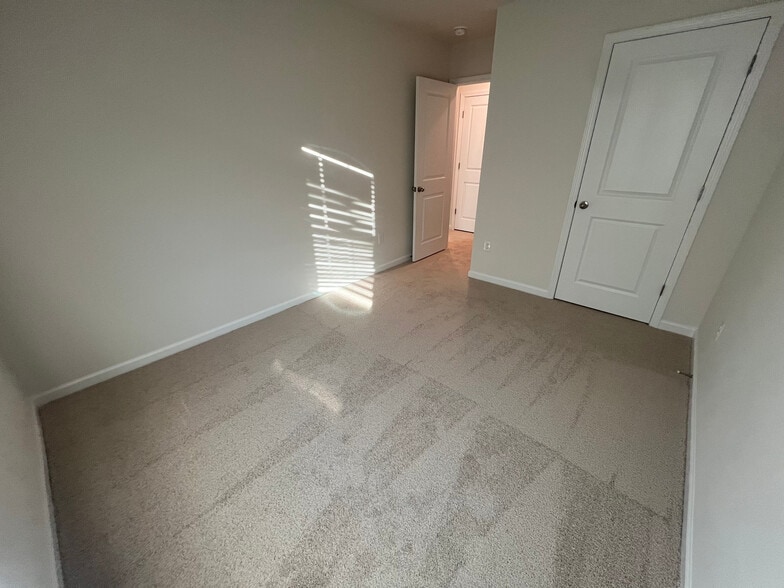 Building Photo - Room in Townhome on Starlight St