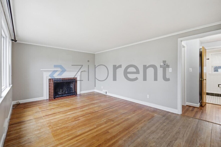 Building Photo - 18 St James St