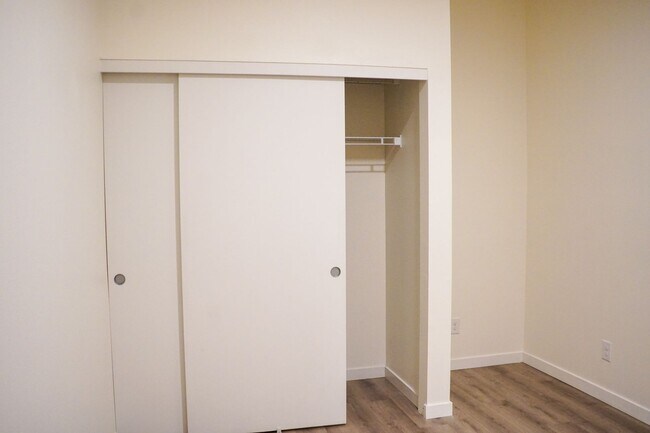 Building Photo - Modern & Spacious 1 Bedroom + Office with ...
