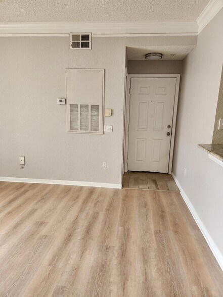 Living - 13003 Plantation Park Cir