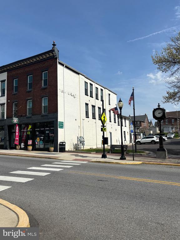 Building Photo - 320 Main St