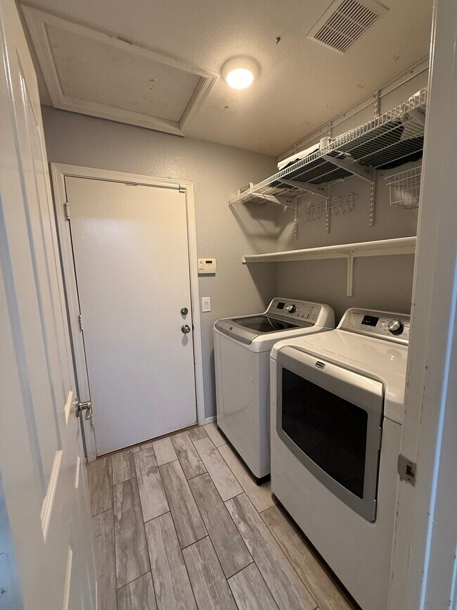 Building Photo - 3972 E Timberline Rd