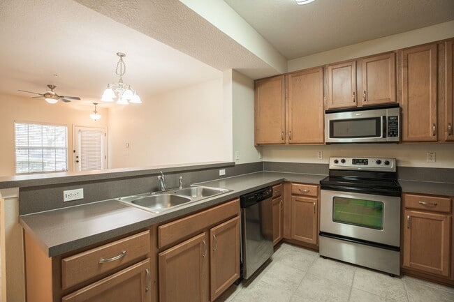 Building Photo - Adorable updated 1st floor condo