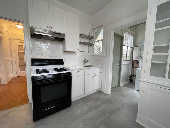 Building Photo - Charming 1BD with Multiple Bay Windows and...