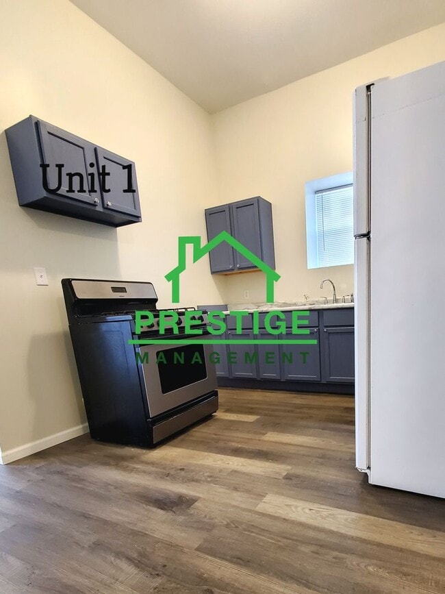 Building Photo - Updated 3 Bedroom Apartment