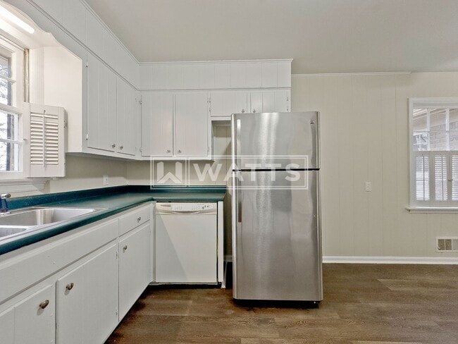 Building Photo - Charming & Spacious 3-Bed Home in City of Hoover