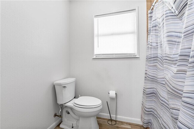 Building Photo - 607 E 11th St