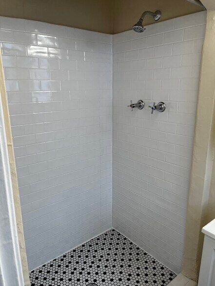 Building Photo - 1861 Poplar Ave