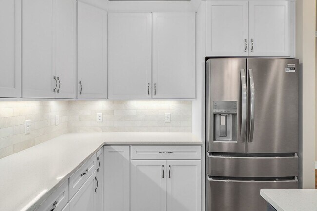 Building Photo - 204 Pineland Dr