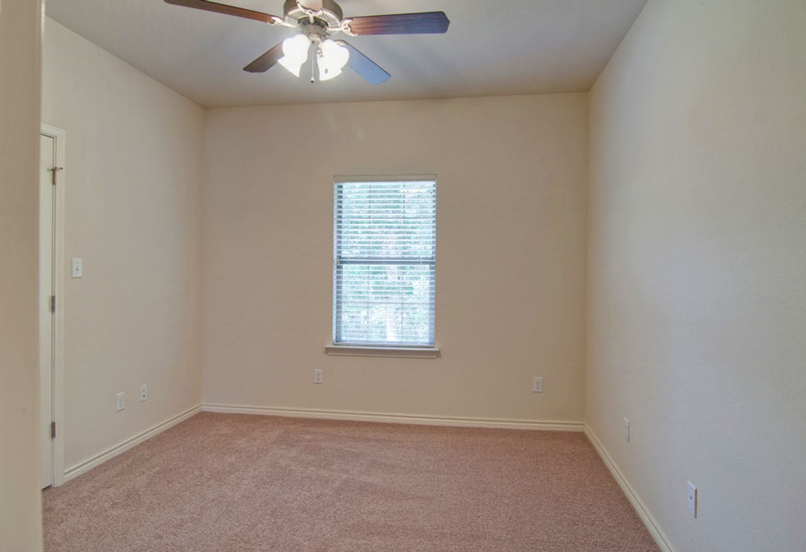 Building Photo - Sublease Available!! Fantastic 3 Bed, 3 Bath Duplex in Aggies Acres!