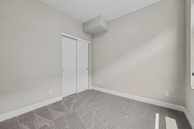 Building Photo - 2 Bed, 1 Bath Townhouse with Roof Top Deck
