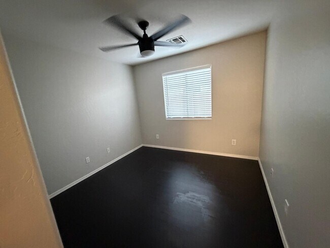 Building Photo - 1945 E Aloe Pl