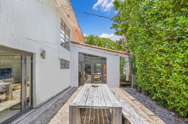 Building Photo - 920 Aguero Ave