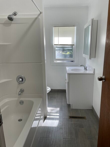 Building Photo - 25 Thompson St