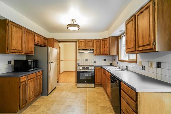 Building Photo - Great 4 bedroom Home Located in the Sought...