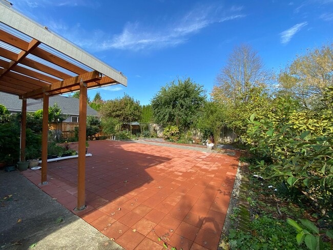 Building Photo - Clean 3 bed well-maintained & pet free hom...