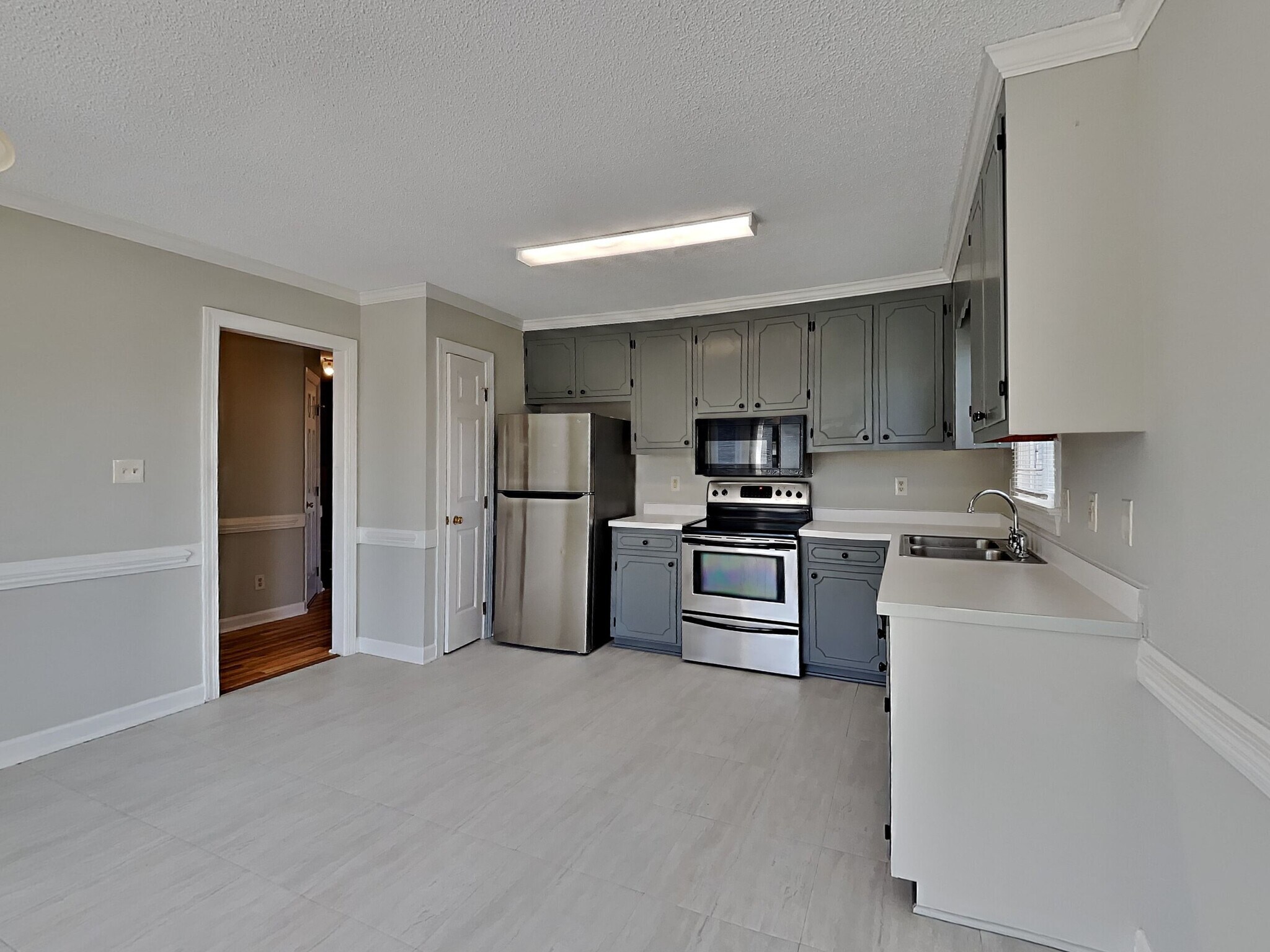 Building Photo - 3016 Lindsay Dr