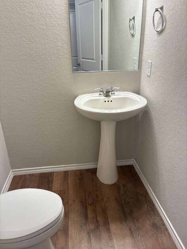 Building Photo - Charming 4 beds 2.5 baths in San Antonio!