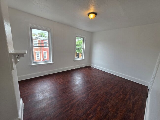 Building Photo - 916 N Spruce St