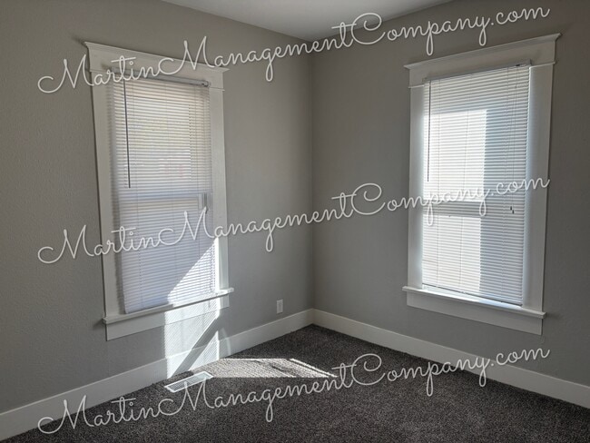 Building Photo - 1528 E 6th St