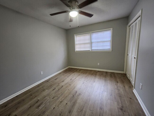 Building Photo - Spacious & Inviting 4-Bedroom Brick Home with Fenced Backyard in Valdosta!