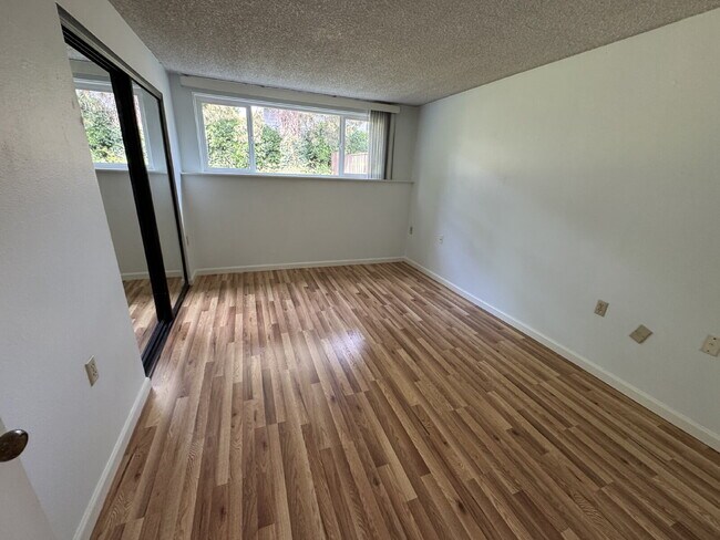 Building Photo - Large 4 Bedroom / 3 Bathroom, Split-level ...